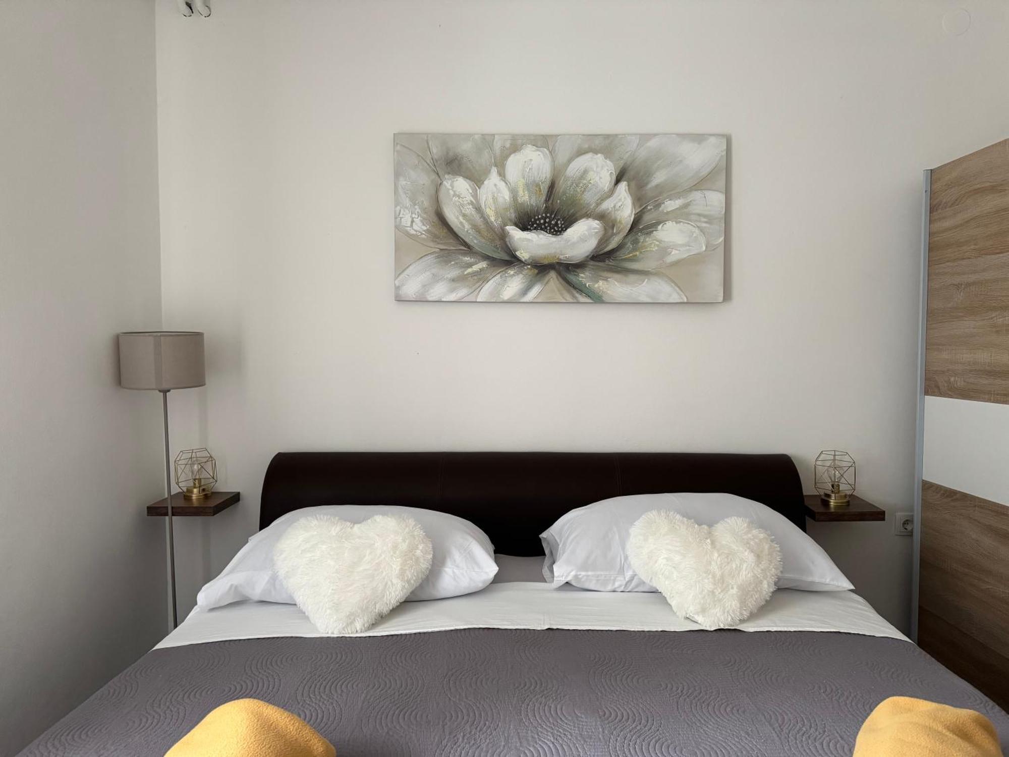 Apartments Villa Mirella 20 M From The Sea - Free Parking Trogir Eksteriør bilde