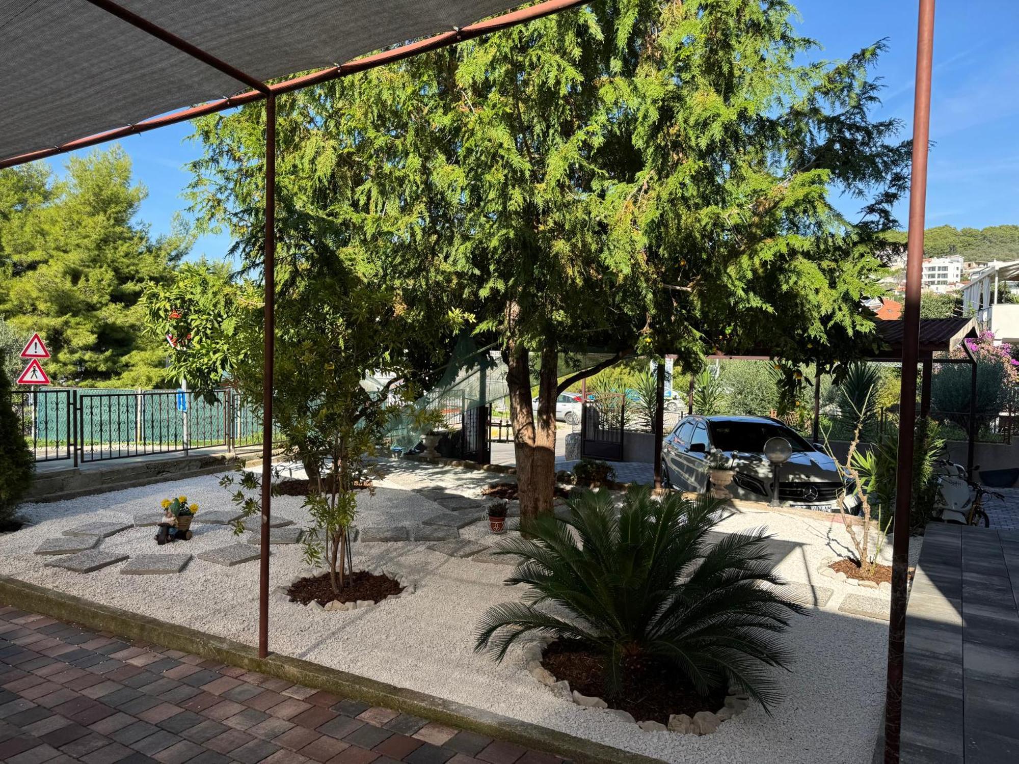 Apartments Villa Mirella 20 M From The Sea - Free Parking Trogir Eksteriør bilde